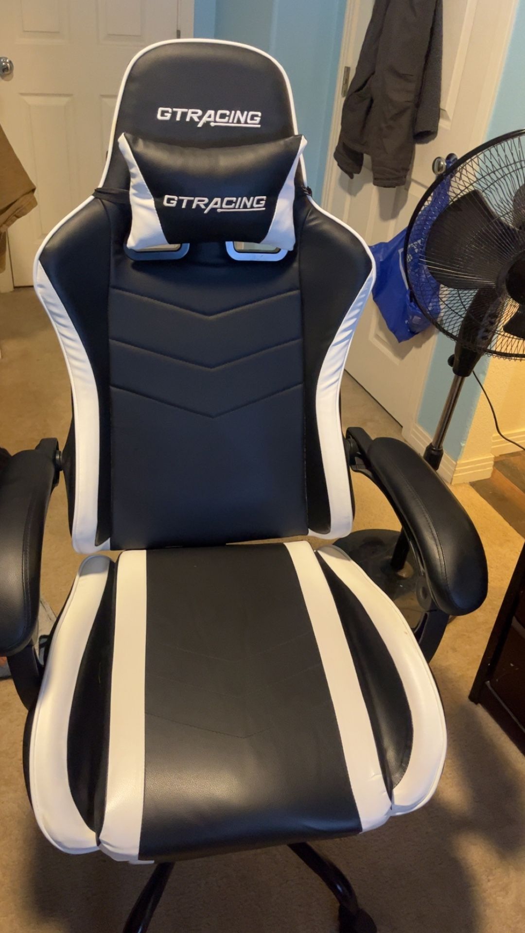 GTRACING gaming chair (mint condition.)