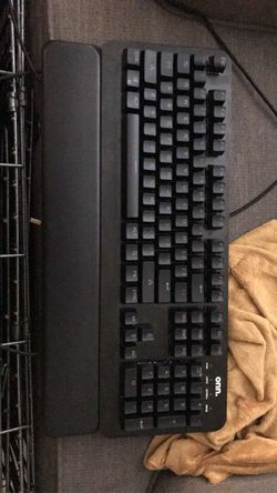 LED mechanical keyboard with wrist resr