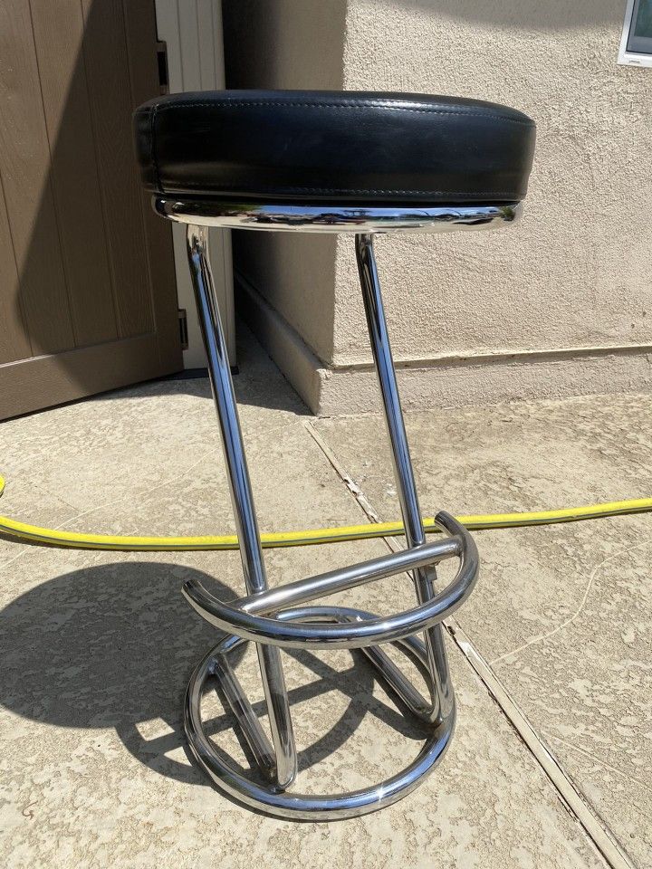 A VERY BEAUTIFUL BAR STOOL $15.00 IN GREAT CONDITION