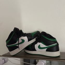 pine green jordan 1 mids size 5Y