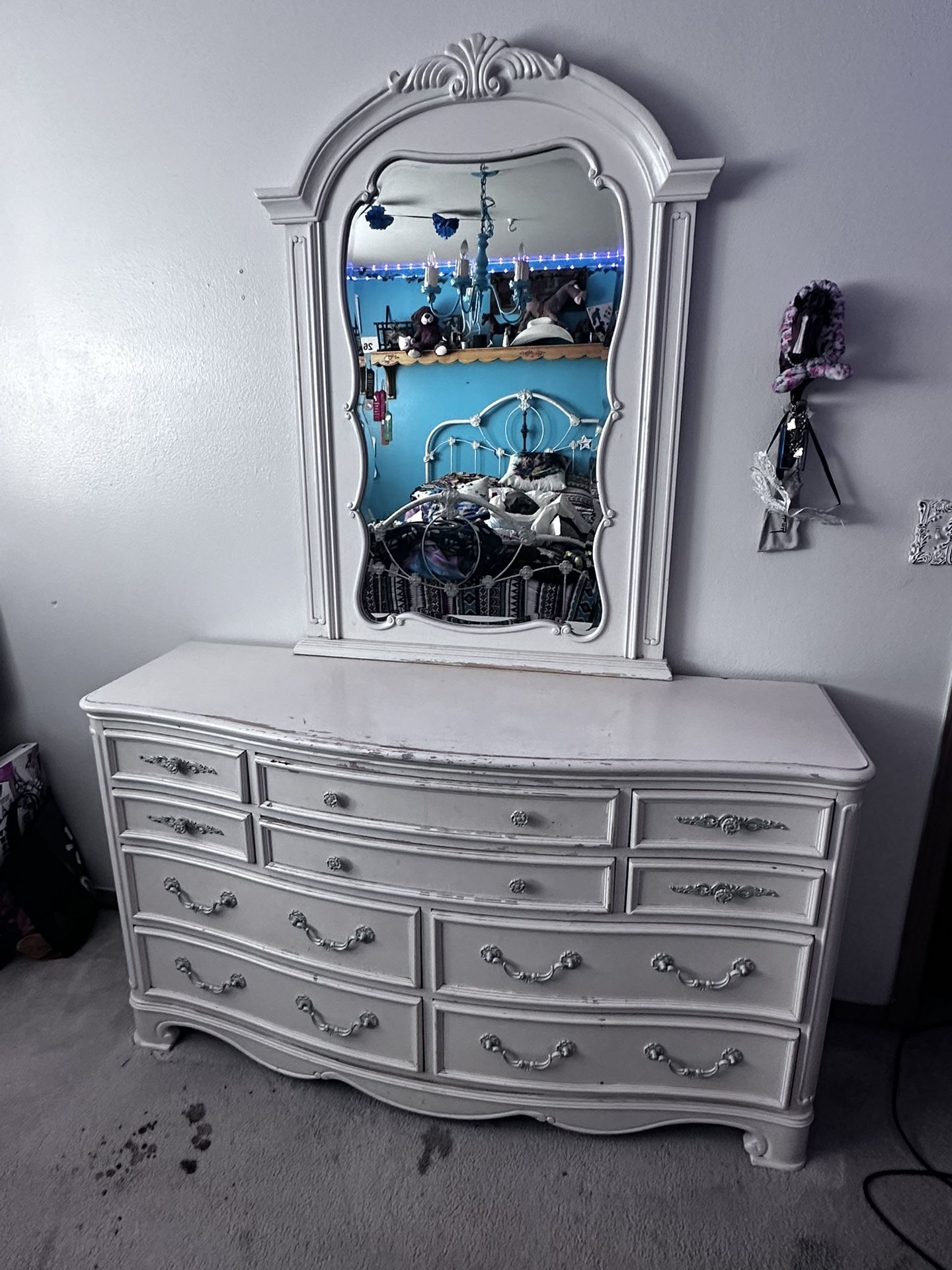 Dresser With Mirror 