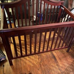 Expresso Crib With Changing Table.