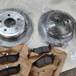Brand New Ford Lincoln Brake Pads And Rotors 