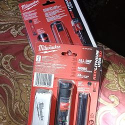 Milwaukee Red Lithium USB Charger And Portalbale Power Source Kit 