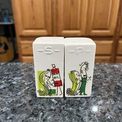 Ceramic Vintage Ucagco Pair of Salt and Pepper Shakers. Preowned never used.