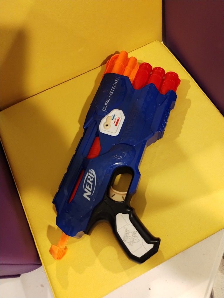 Nerf: Elite H-Strike gun
Great shape. Normal wear. Tested and works.