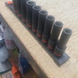 Milwaukee

SHOCKWAVE 1/2 in. Drive Metric Deep Well 6 Point Impact Socket Set (9-Piece)

(Model: 49-66-7032)