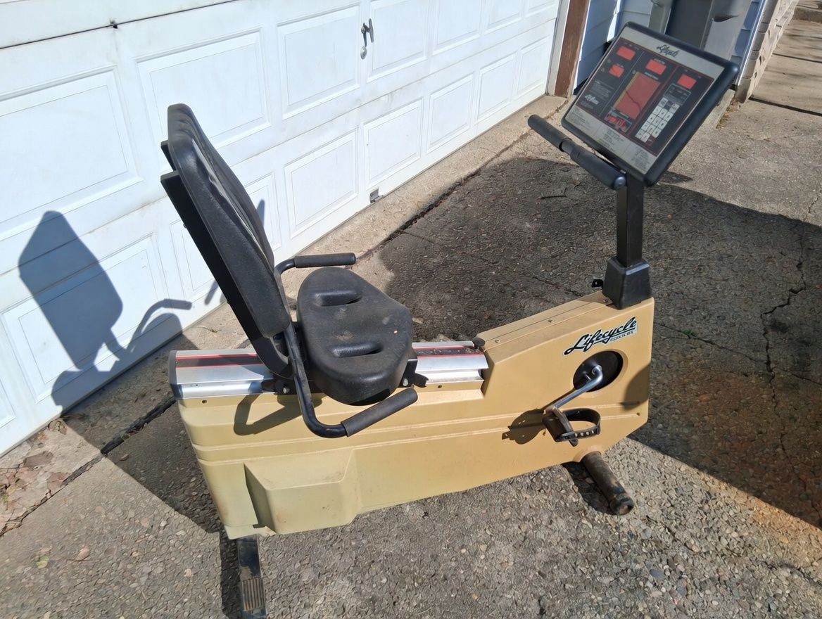 Lifecycle 5500R Recumbent Bike - Commercial Gym Quality