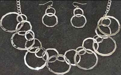 Silver Plated Interlocking Overlayed Hammered Rings Bib Necklace & Drop Earrings
