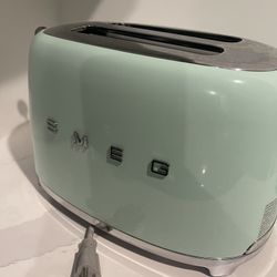 Pastel Green Smeg 2-slice toaster 