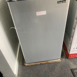 Compact Refrigerator 
