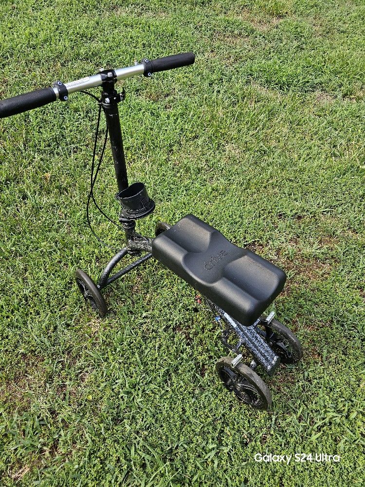  Knee scooter Adjustable seat and handle bars
