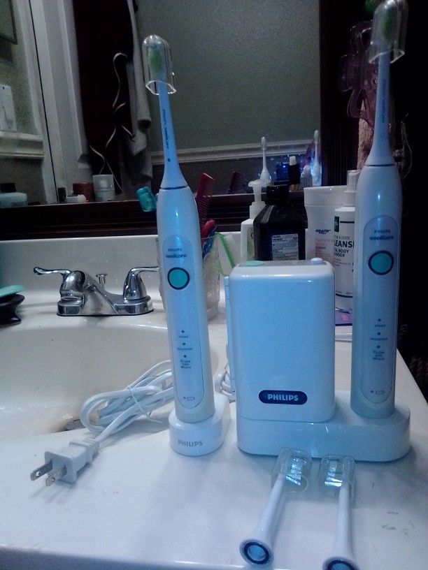 2 Phillips Sonicare Brushes+Stand+UV Cleaner+4 New Heads