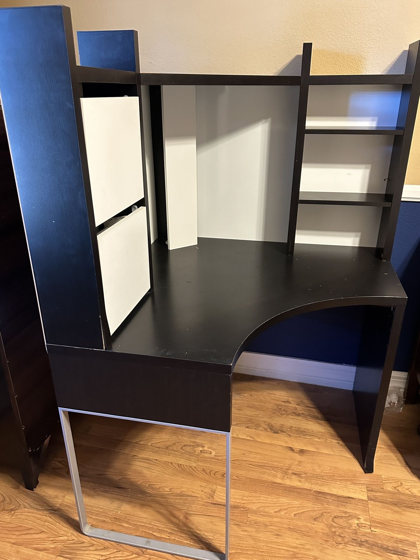 IKEA MICKE Corner Desk In Great Condition