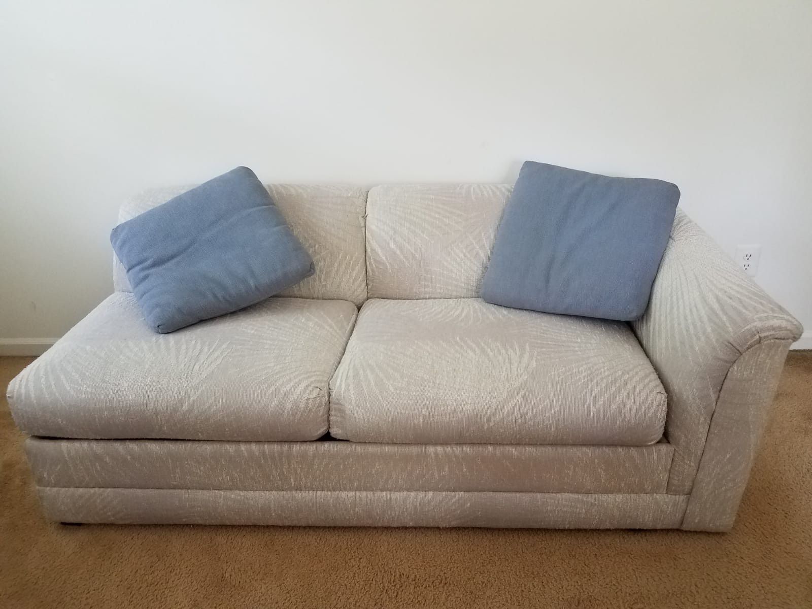 Sectional couch with pullout bed