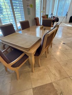 Very elegant- Thomasville-Solid wood dining table, 2 leaves, 8 chairs. Table pad included
