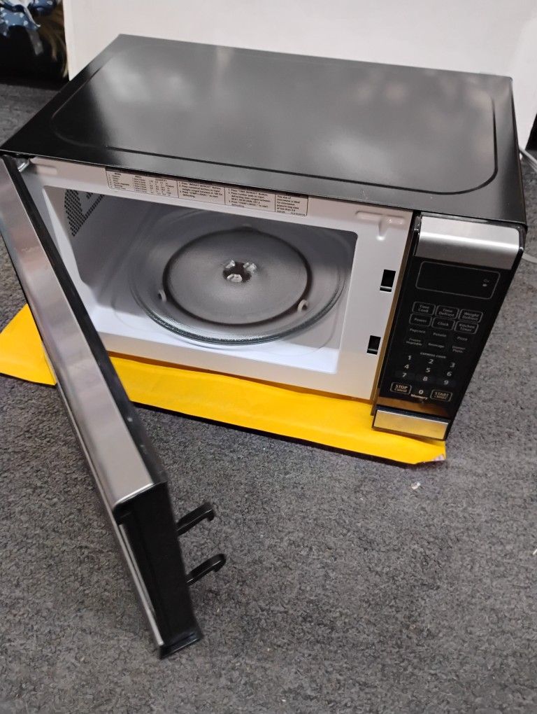 Clean 1,050 W insignia microwave