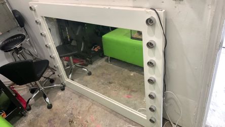 Used vanity with bulbs