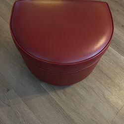Red chair, red small