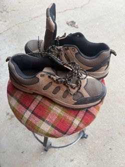 Tennis shoes