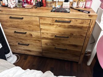 Queen size bed, dresser and night stand