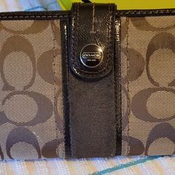 Coach Signature Buckle Trifold Wallet 