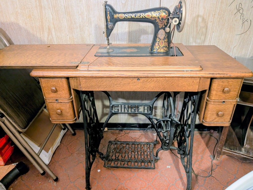 Antique 1904 Singer Sewing Machine