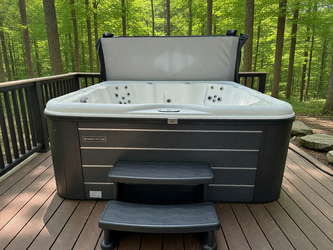 Nordic Spa Jubilee Luxury Series (6 person) in like new condition