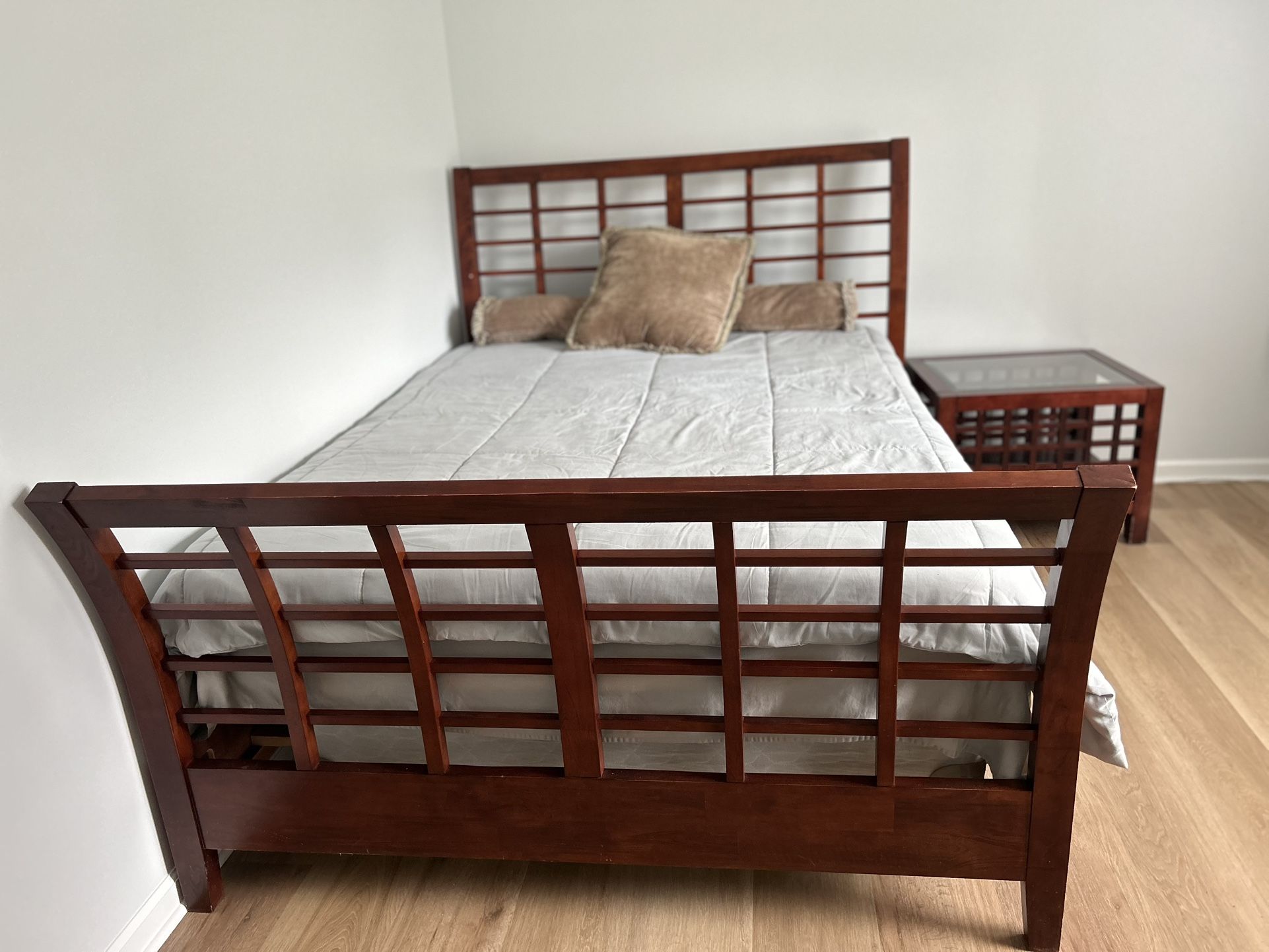 Queen bedroom set: frame, headboard, nightstand and mattress