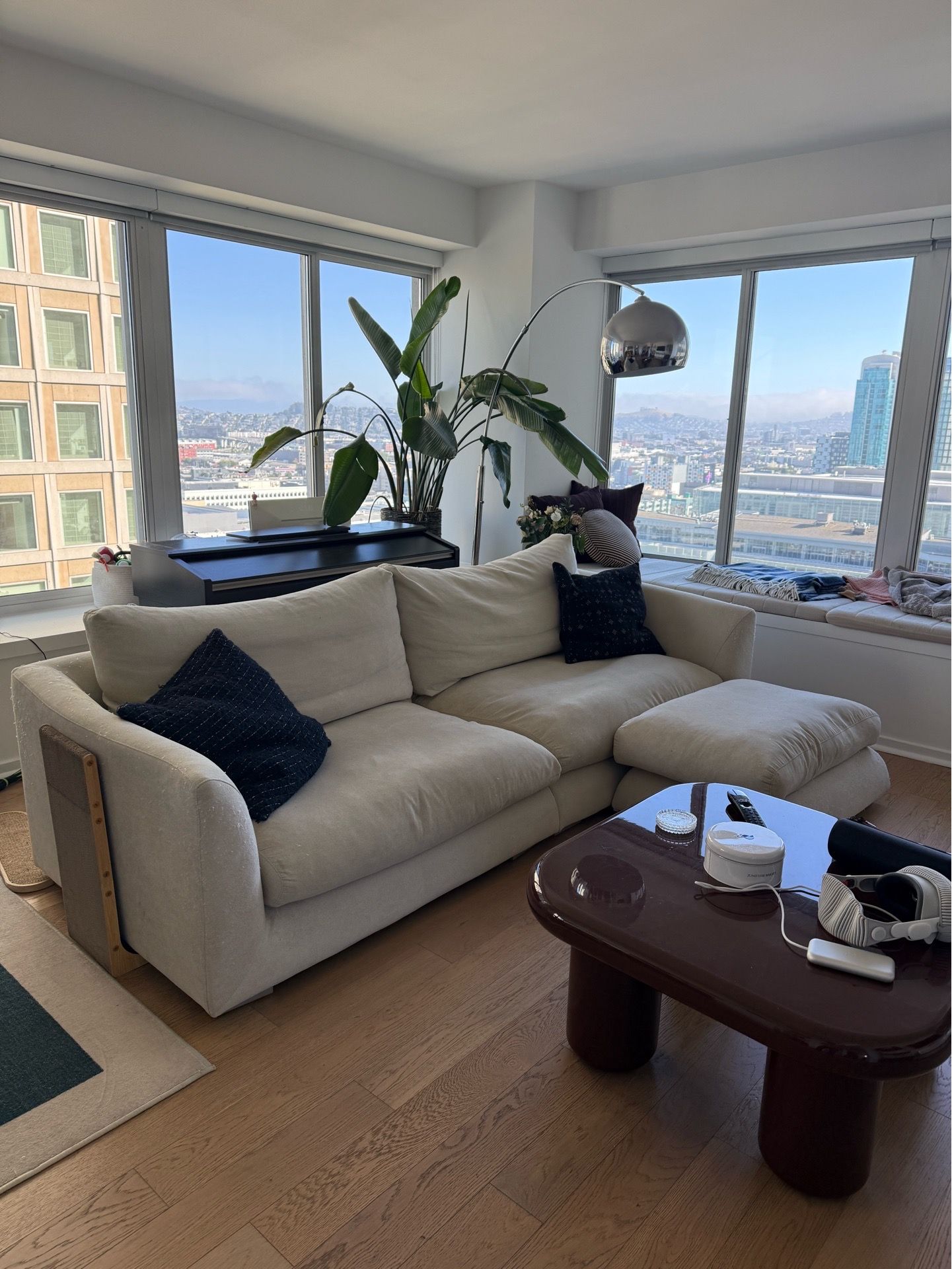 Valyou Sectional Couch with Ottoman