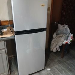 Magic Chef Apartment Refrigerator 