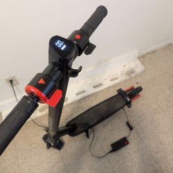 Full Electric Scooter. Portable, Foldable, Fun, + Free Chain Lock