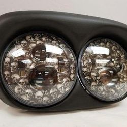 DUAL 7″ DAYMAKER CUSTOM SKULL LED ROAD GLIDE Black Light Bulb Headlight Motorcycle Harley Bezel