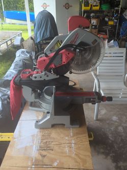 Milwaukee 12-in compound, miter saw