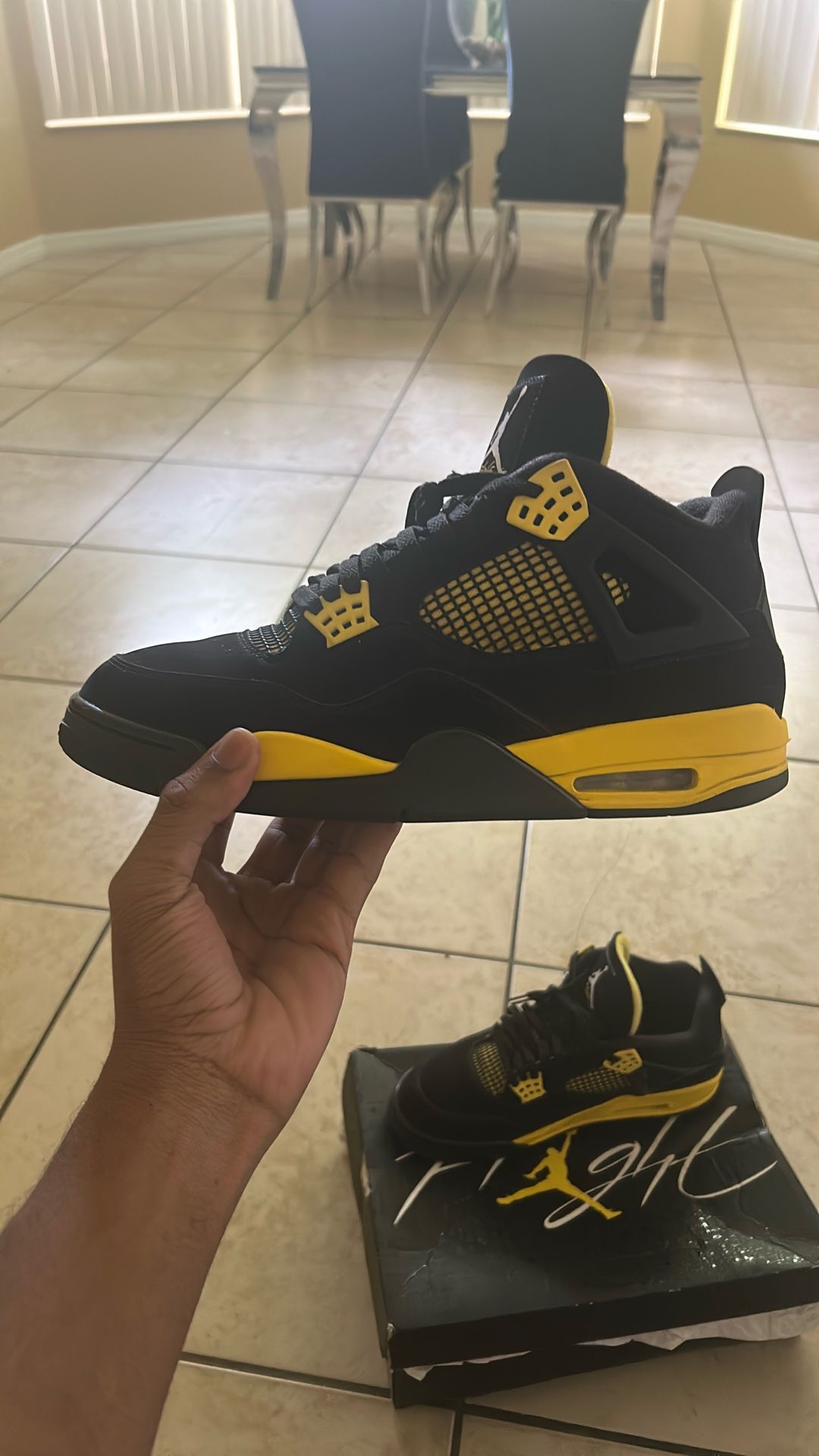 Air Jordan 4 Retro Thunder 2023