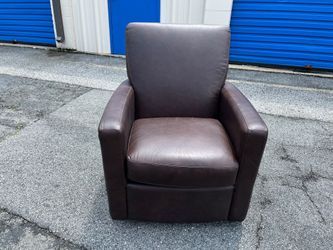 LAZYBOY LEATHER GLIDIND SIWEL CHAIR.