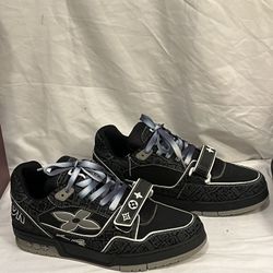 Louis Vuitton. LV ARCH LIGHT SNEAKER Men- Shoes.