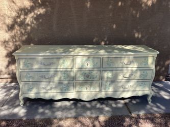 Triple dresser