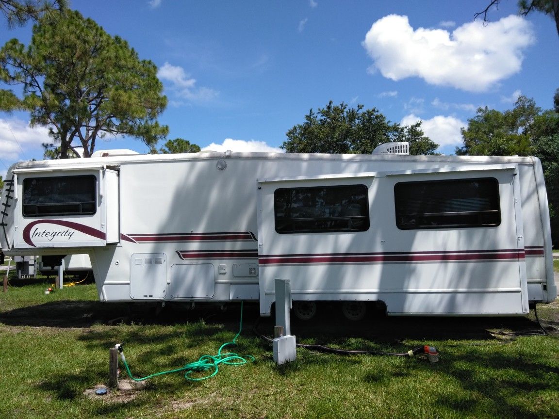 1997 AIRSTREAM INTEGRITY FIFTH WHEEL 36 FOOT TWO SLIDE OUTS