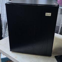 AVANTI MINI FRIDGE