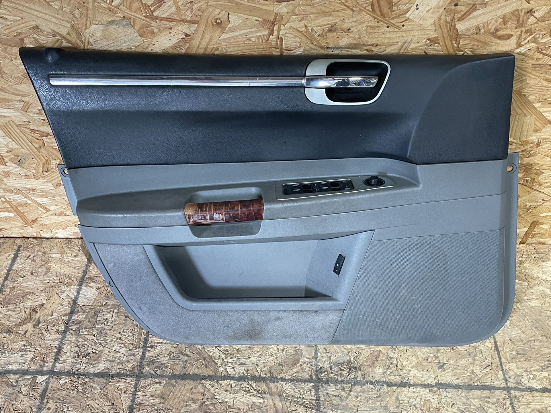05-Chrysler 300 Door Panels