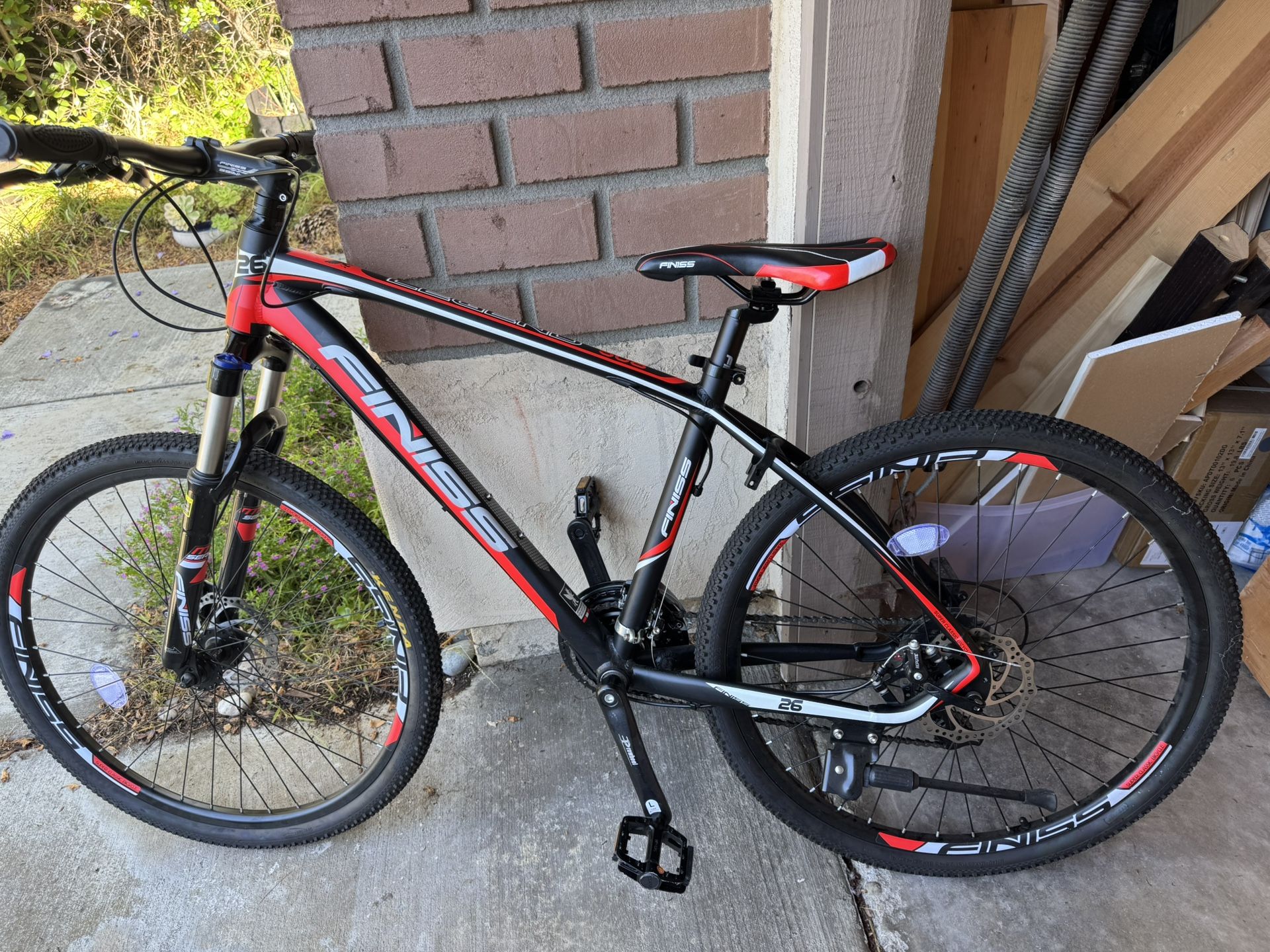 Finiss 26" Aluminum 21 Speed Mountain Bike brand new