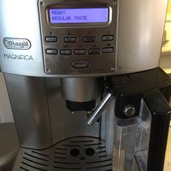 DeLonghi  Magnifica Espresso/Coffee/Iced Coffee Maker With Automatic Latte Crema Milk Frother