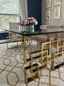 Gorgeous, like new dining table with chair chairs