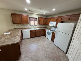 Kitchen with peninsula
