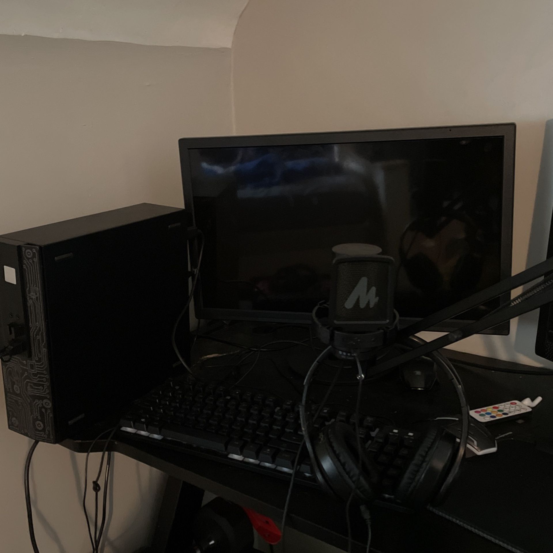 I Have A Gaming Pc Working Monitor Everything Is Good Brand New The Mic And Headphone And Mouse Pad Just Not There Desk 