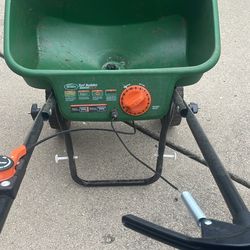 Scotts Turf Builder Edgeguard DLX Broadcast Spreader