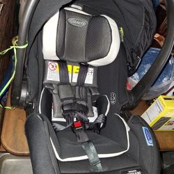 Graco Snugfit 35 DLX Carseat