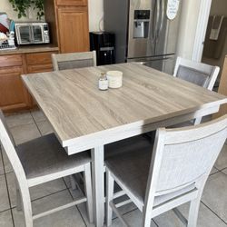 DINING ROOM TABLE & CHAIRS 