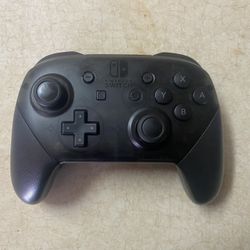 NINTENDO SWITCH PRO CONTROLLER